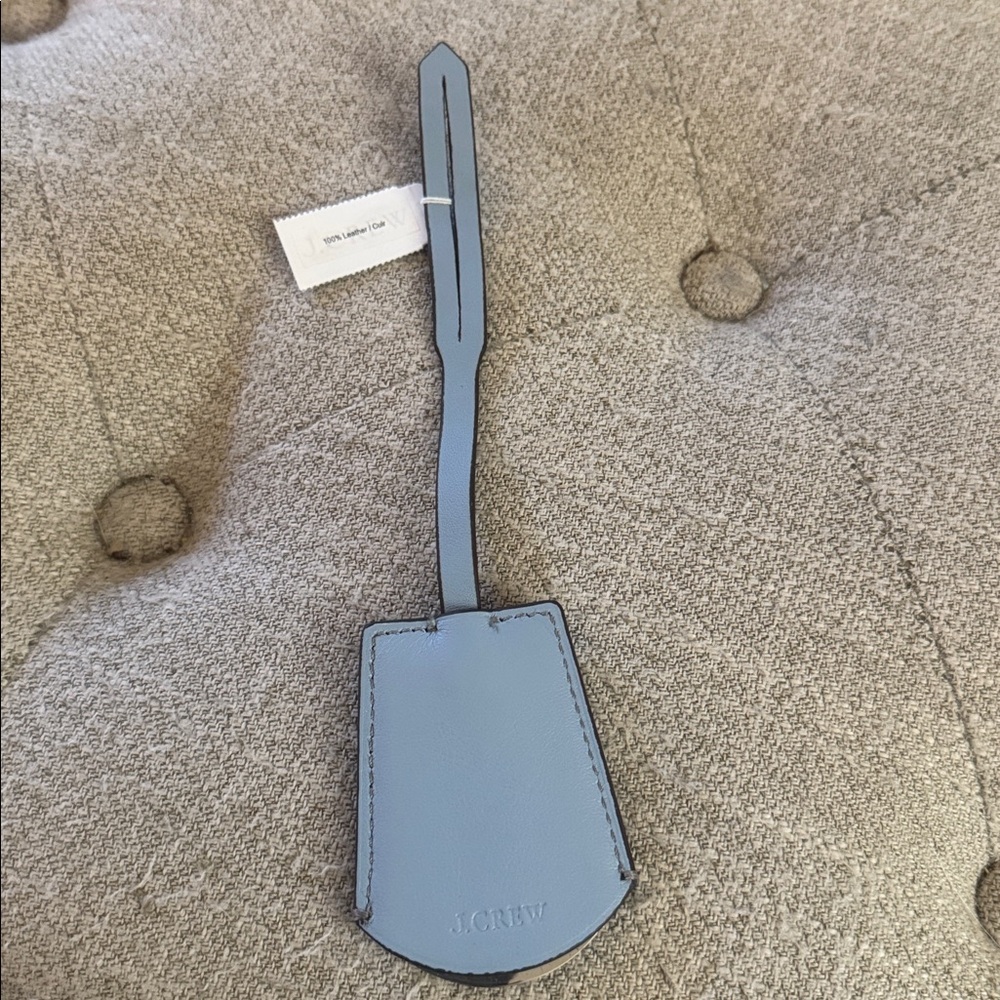 NWT, JCrew vintage mirror fob in a beautiful pale
pool leather.